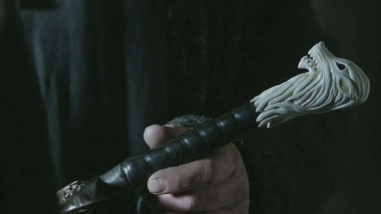 Juego de Tronos muestra un inquietante detalle de la espada de Jon Nieve en el episodio 7x06
