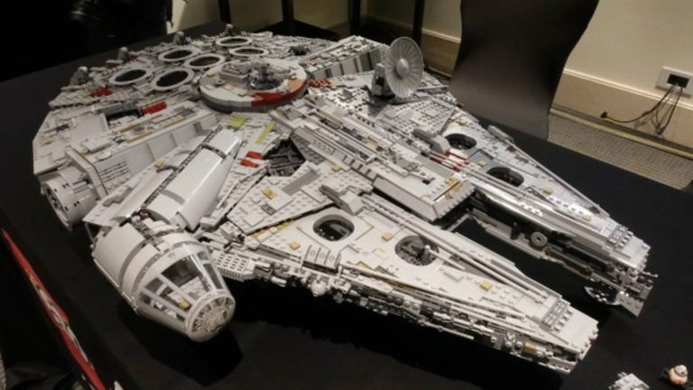 Star Wars: Así se construye el Halcón Milenario de LEGO a toda velocidad
