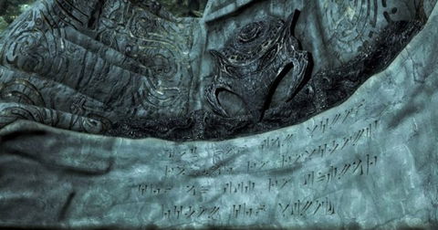 Un joven descifra una carta de su ex-novia escrita en el idioma ficticio de Skyrim dos años después