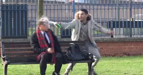 YouTube: Un youtuber vuelve a sembrar polémica al arrojar líquido a la cara de la gente