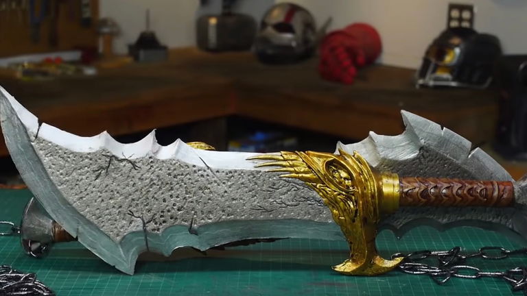 Recrean las espadas del Caos de Kratos en la vida real