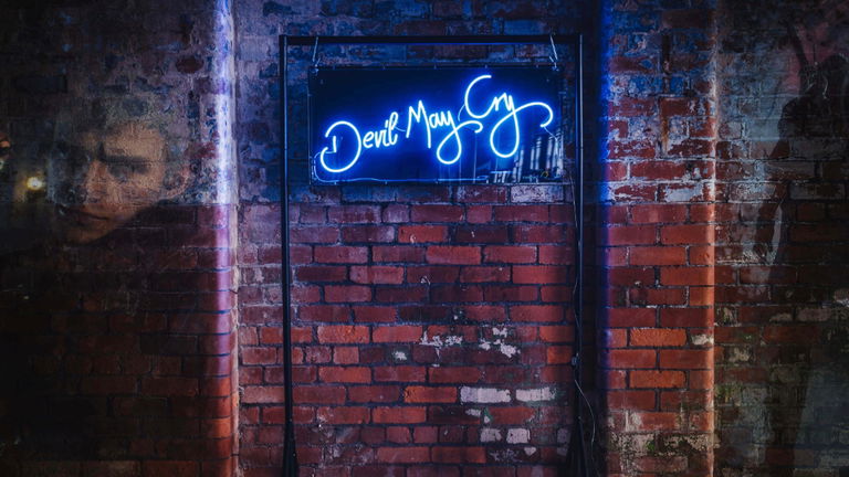 El letrero de neón con el logo de Devil May Cry 5 puede ser tuyo por 1150 euros
