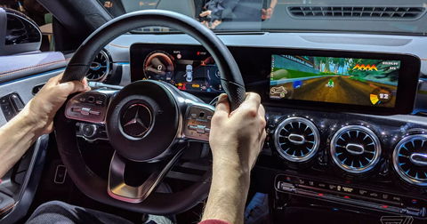 Jugar a esta versión de Mario Kart utilizando un Mercedes real es tan extraño como genial