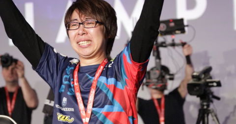 El campeón mundial de Dragon Ball FighterZ rompe a llorar después de una victoria épica