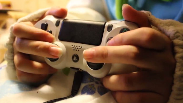 Este meme resume en una divertida imagen la evolución de los mandos de PlayStation, Xbox y Nintendo