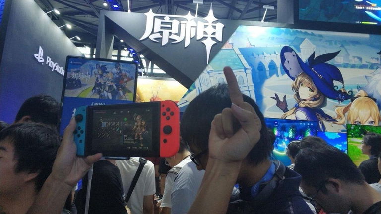 Un hombre destroza una PlayStation 4 en protesta por el parecido de Genshin Impact con Breath of the Wild