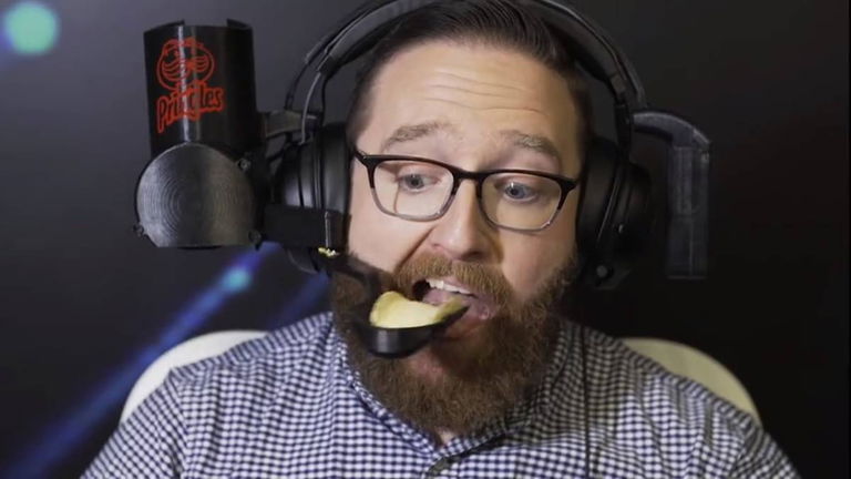 Pringles ha construido unos cascos gaming que te permiten comer sus patatas fritas mientras juegas