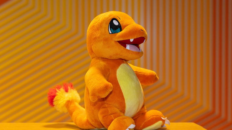 Cuando no puedes decidirte sobre qué te gusta más, si los peluches Pokémon o Charmander