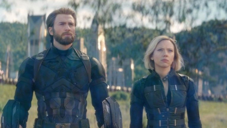 La foto del día es para Scarlett Johansson y Chris Evans jugando juntos a la GameBoy de Nintendo