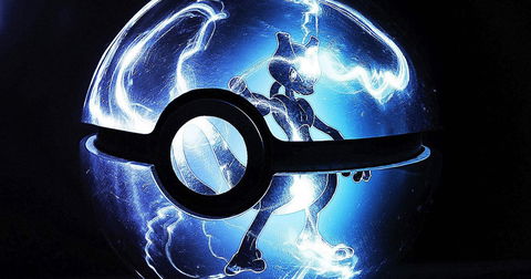 Brilla y queremos una: ojo a esta bola Pokémon de cristal con un hipnótico Mewtwo dentro