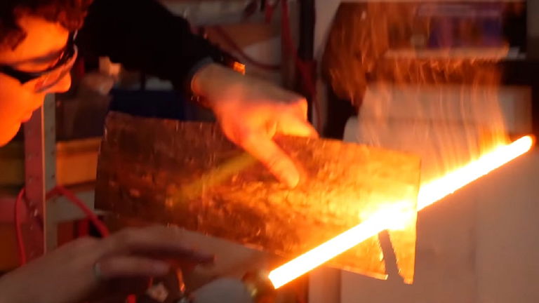 Fans de Star Wars hacen un duelo con sables láseres reales