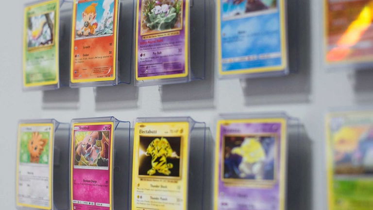 ¿Te sobran unas cuantas cartas Pokémon? Esto es lo que puedes hacer con cartulina negra y unas tijeras
