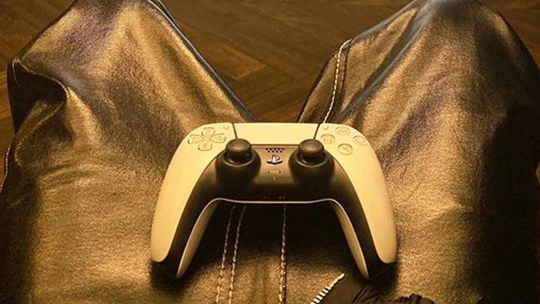 El rapero Travis Scott publica una imagen del DualSense, el mando de PS5