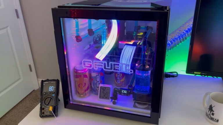 Un youtuber construye un PC gaming dentro de un frigorífico