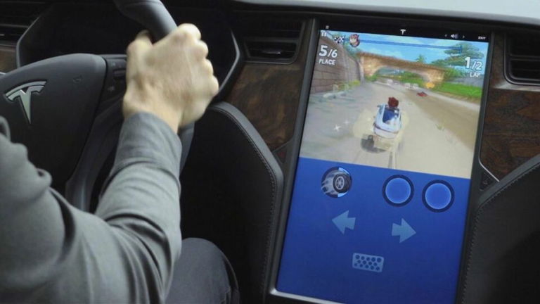 Tesla eliminará la posibilidad de jugar a videojuegos mientras se conduce