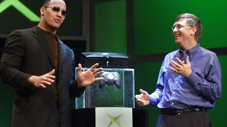 Dwayne Johnson "The Rock" recuerda el momento en el que presentó la primera Xbox junto a Bill Gates