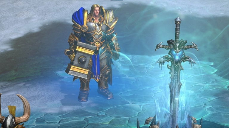 Crea la espada Frostmourne de World of Warcraft a escala real y es sencillamente brutal