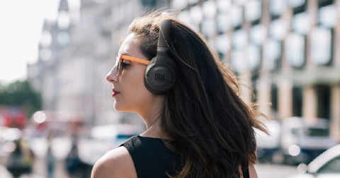 Bajonazo brutal: estos auriculares inalámbricos JBL tiran su precio más de 70 euros