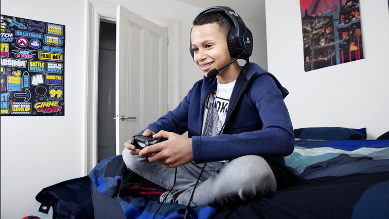Estos auriculares son compatibles con PS5, tienen licencia oficial PlayStation y valen poco más de 25 euros