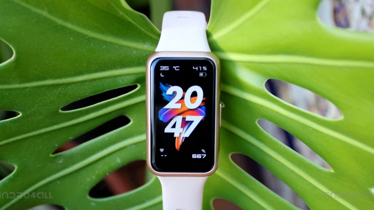 Esta pulsera inteligente tiene una pantalla enorme, 14 días de batería y un precio rompedor