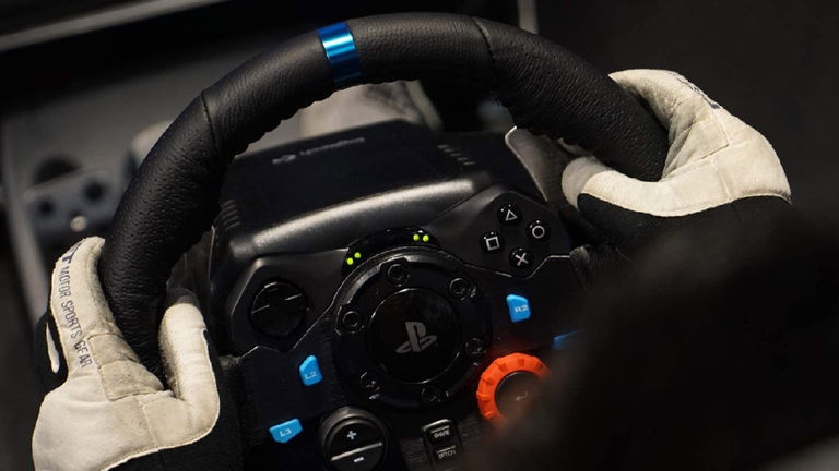 El volante de carreras Logitech más vendido tiene un brutal descuento en Amazon