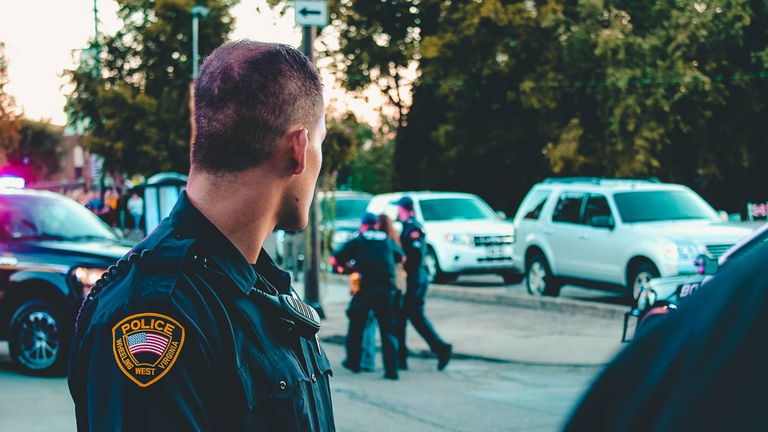Un hombre es detenido por atacar a dos niños que lo llamaron NPC