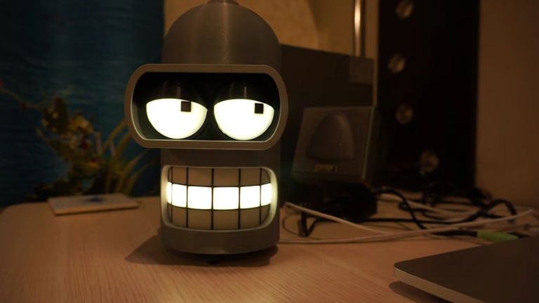 Este seguidor de Futurama creó un altavoz inteligente con la forma de Bender y reproduce sus mejores frases