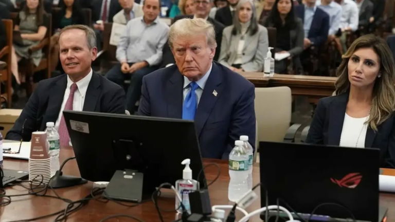 La abogada de Donald Trump lleva un portátil gaming a un juicio por estafa millonaria