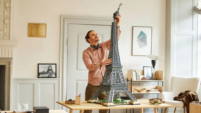 La torre Eiffel en LEGO cuenta con más de 10 mil piezas