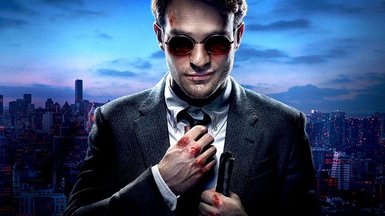Charlie Cox se viste con un traje clásico de Daredevil para el UCM