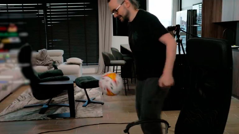 ElXokas demuestra su habilidad con el balón en directo y su chat le avisa: "Vas a romper algo"