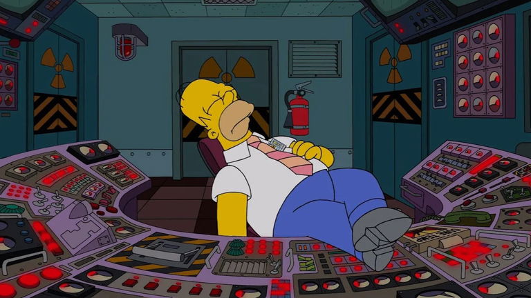 ¿Cómo logra Homer Simpson mantener su trabajo a pesar de todo?