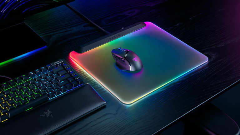 Razer Firefly V2 Pro: así es la primera alfombrilla gaming del mundo con toda la superficie iluminada