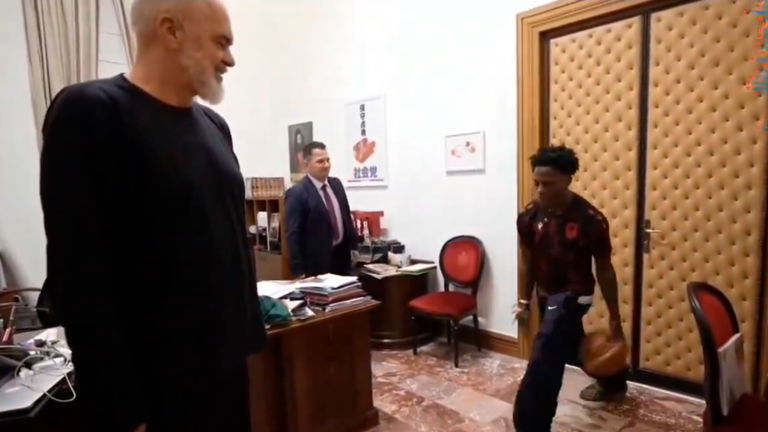 La increíble imagen de IShowSpeed con el primer ministro albanés: le choca la mano y juega a baloncesto con él