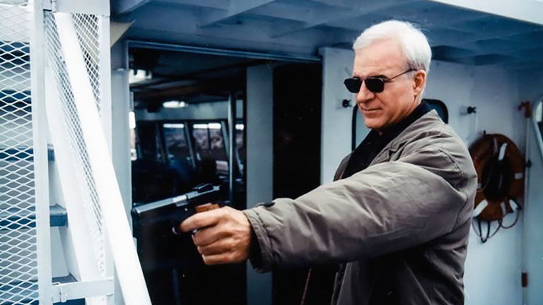Steve Martin logra un perfecto cambio de la comedia a una actuación dramática y amenazadora en este neo-noir