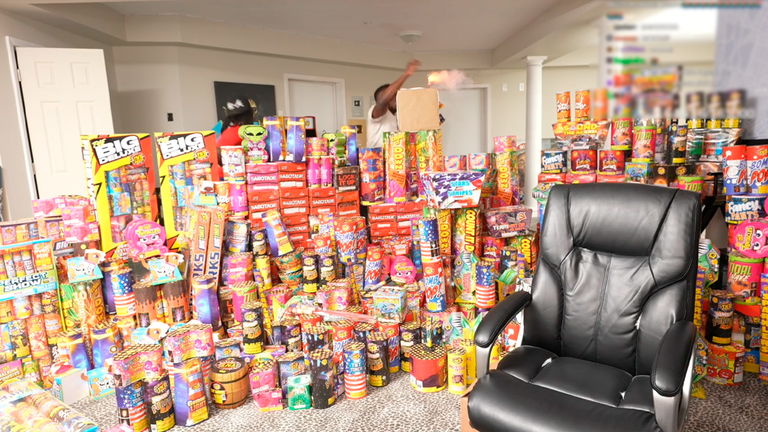El streamer estadounidense KaiCenat llena su habitación de fuegos artificiales y los enciende en directo