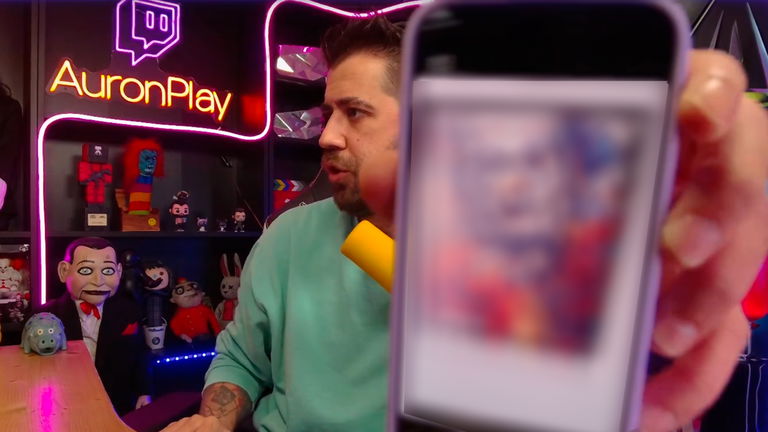 Auronplay muestra el espectacular cuadro que su padre ha pintado para él: "Le he dicho, oye, te lo compro"