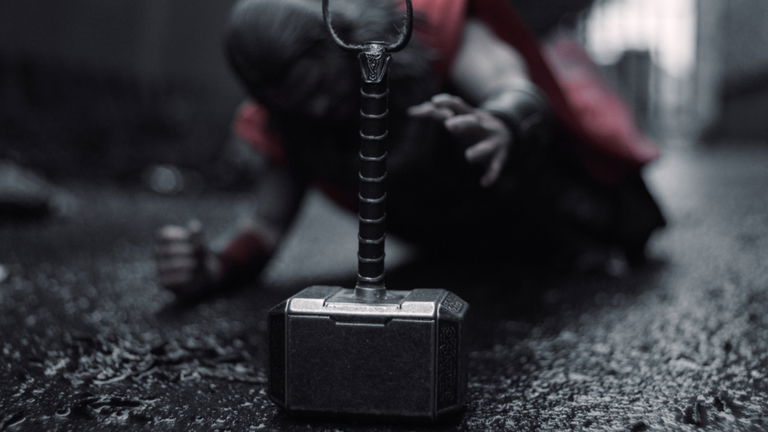 Un gran icono del UCM puede vencer a Thor al poner el Mjolnir en su contra
