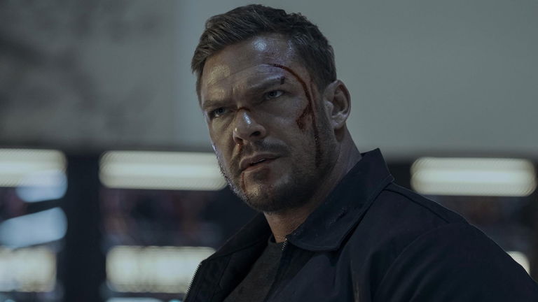 Alan Ritchson, de Reacher, crítica a las estrellas de acción invencibles: "¿qué gracia tiene eso?"