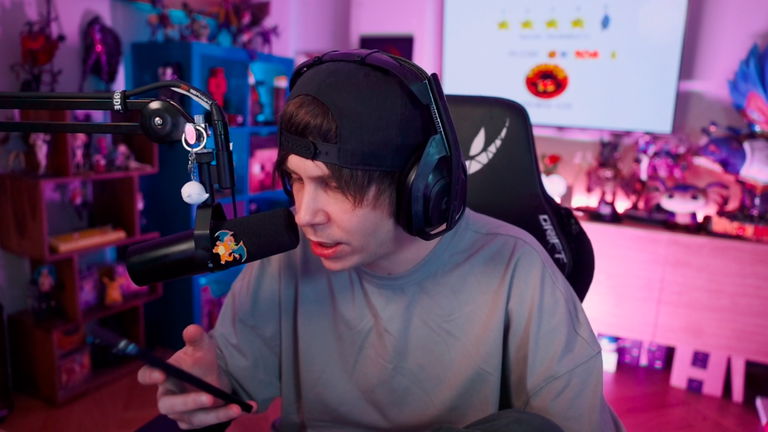 Rubius muestra el regalo que le ha dado un streamer: un collar de un Pokémon cubierto de diamantes